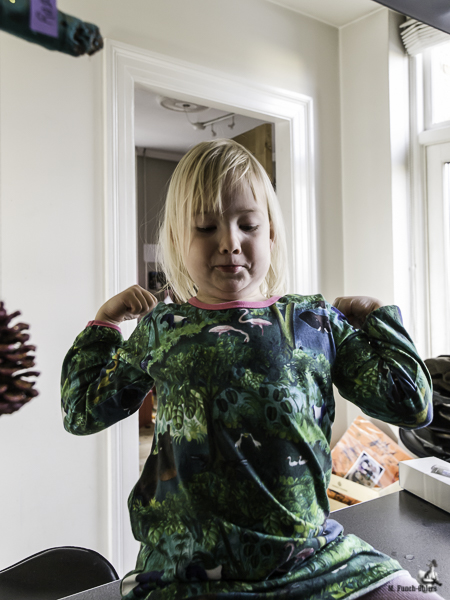 "Jeg er super stærk" siger Ida, og viser alle sine muskler