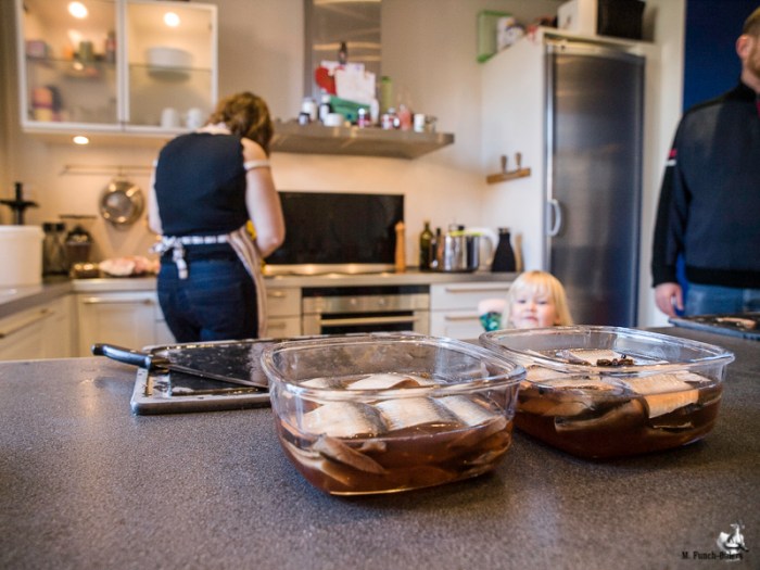 "Må vi godt spise dem nu?" spørger Rosa. Hun elsker nemlig sild.